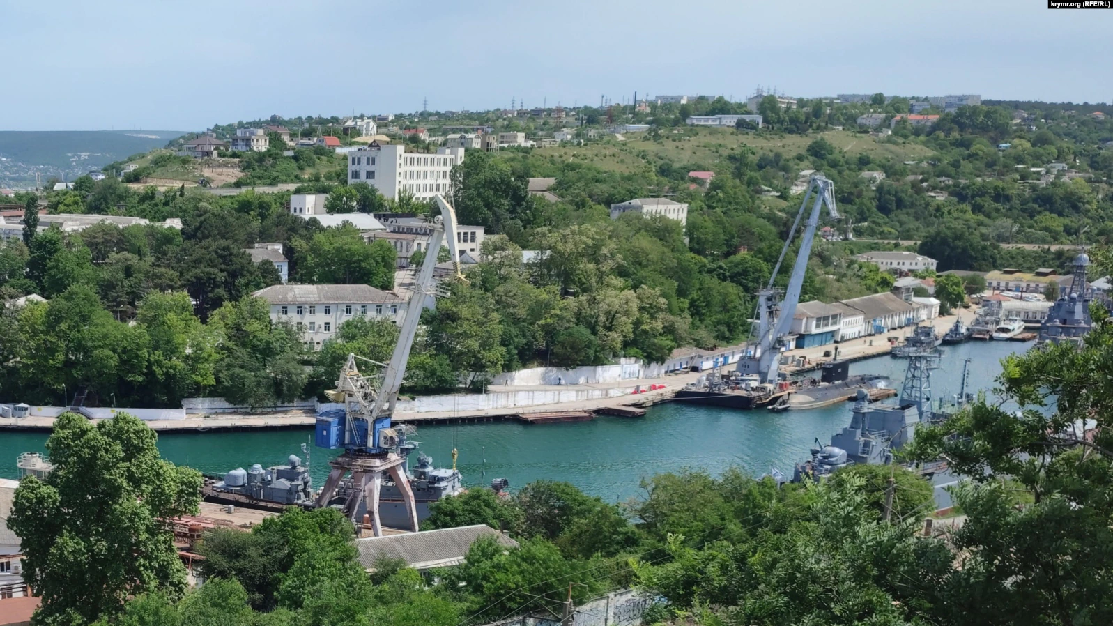 Два российских БДК в Килен-бухте Севастополя