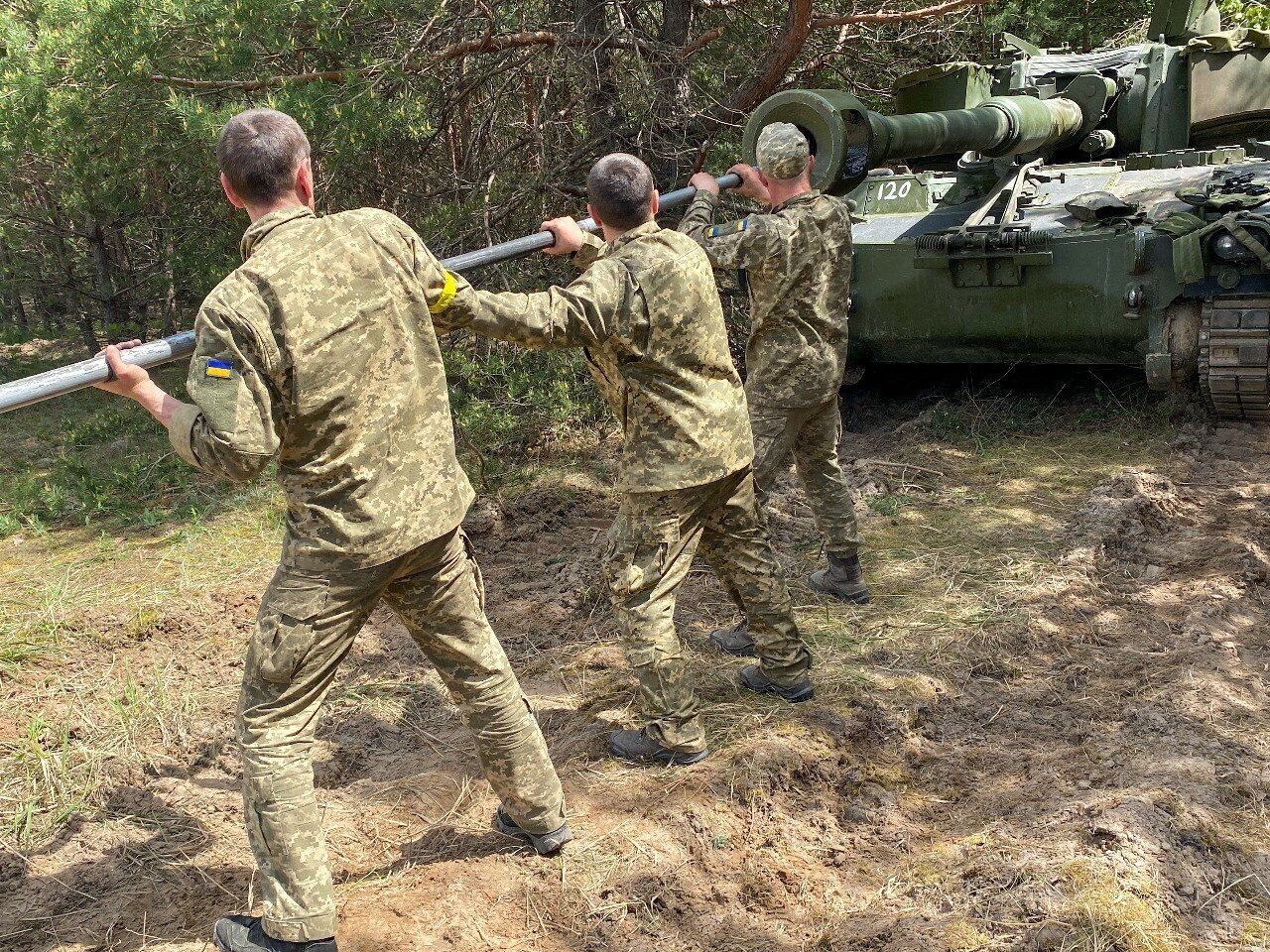 Воины ВСУ заряжают М109А3