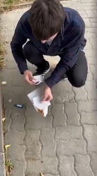 Мужчина разорвал свой российский паспорт