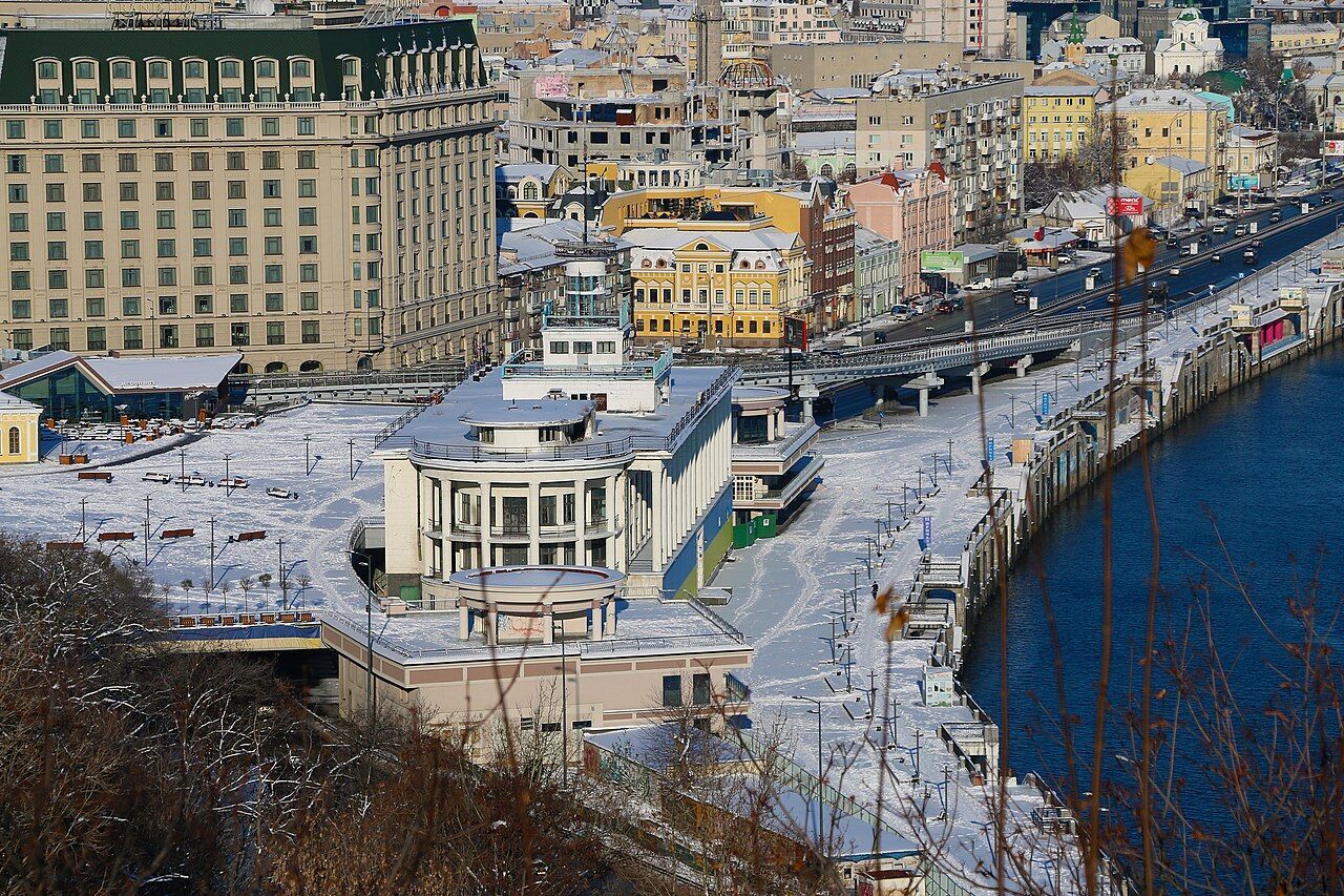 Вид на річковий вокзал з київської гори в наші дні.