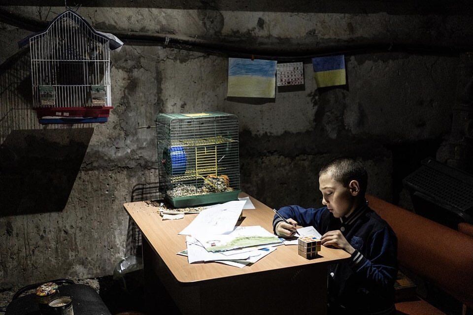 Дитина ховається від атак армії РФ в укритті