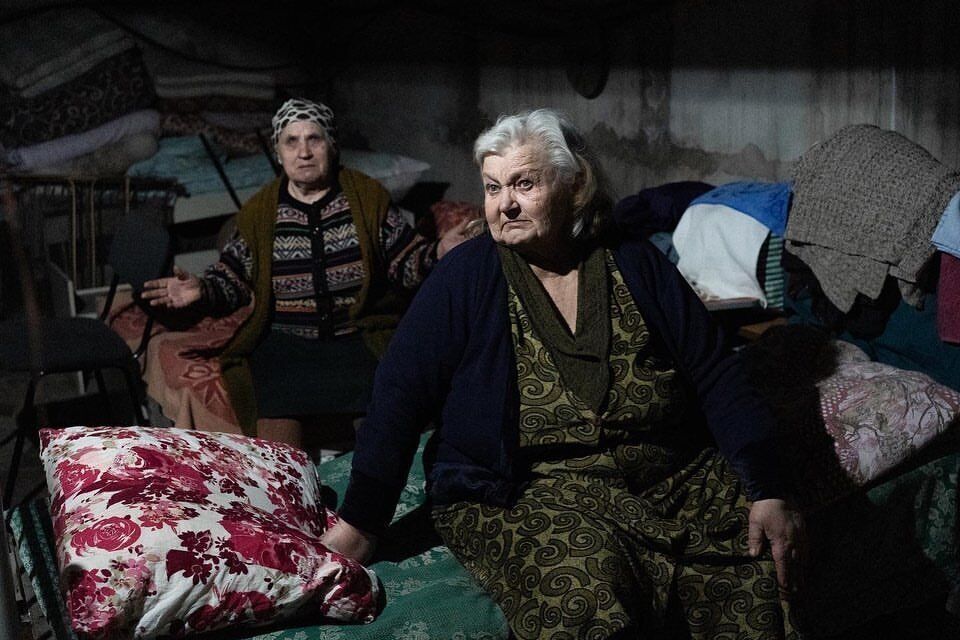 Украинки, которые прячутся от обстрелов РФ в подвалах