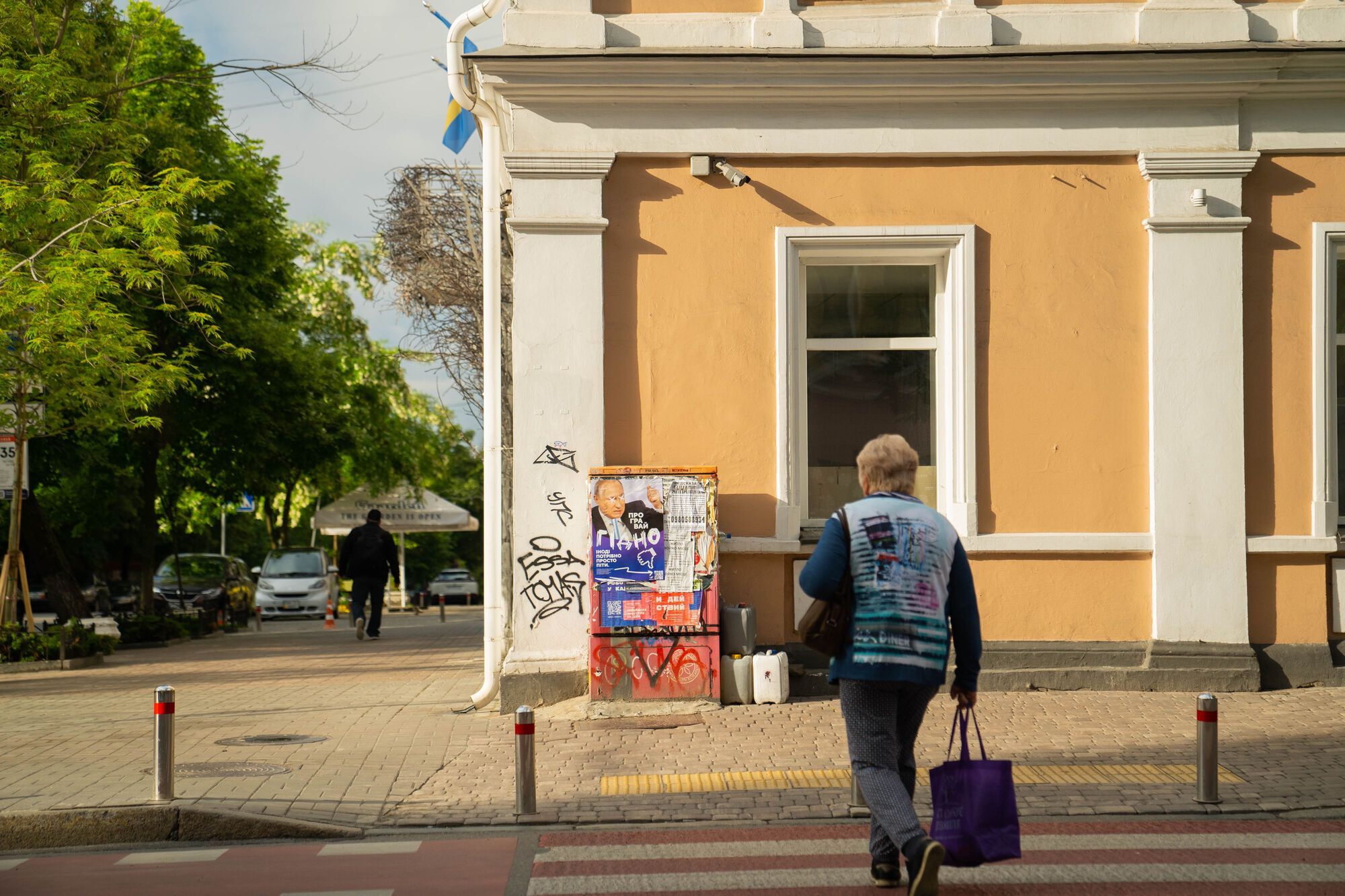 На улицах Киева появились плакаты, высмеивающие русского агрессора