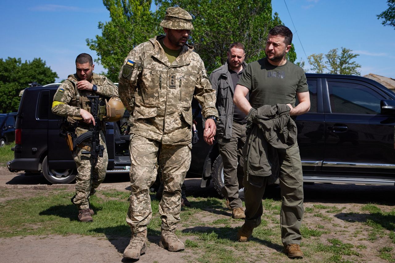 Зеленський на позиції із бійцями ЗСУ.