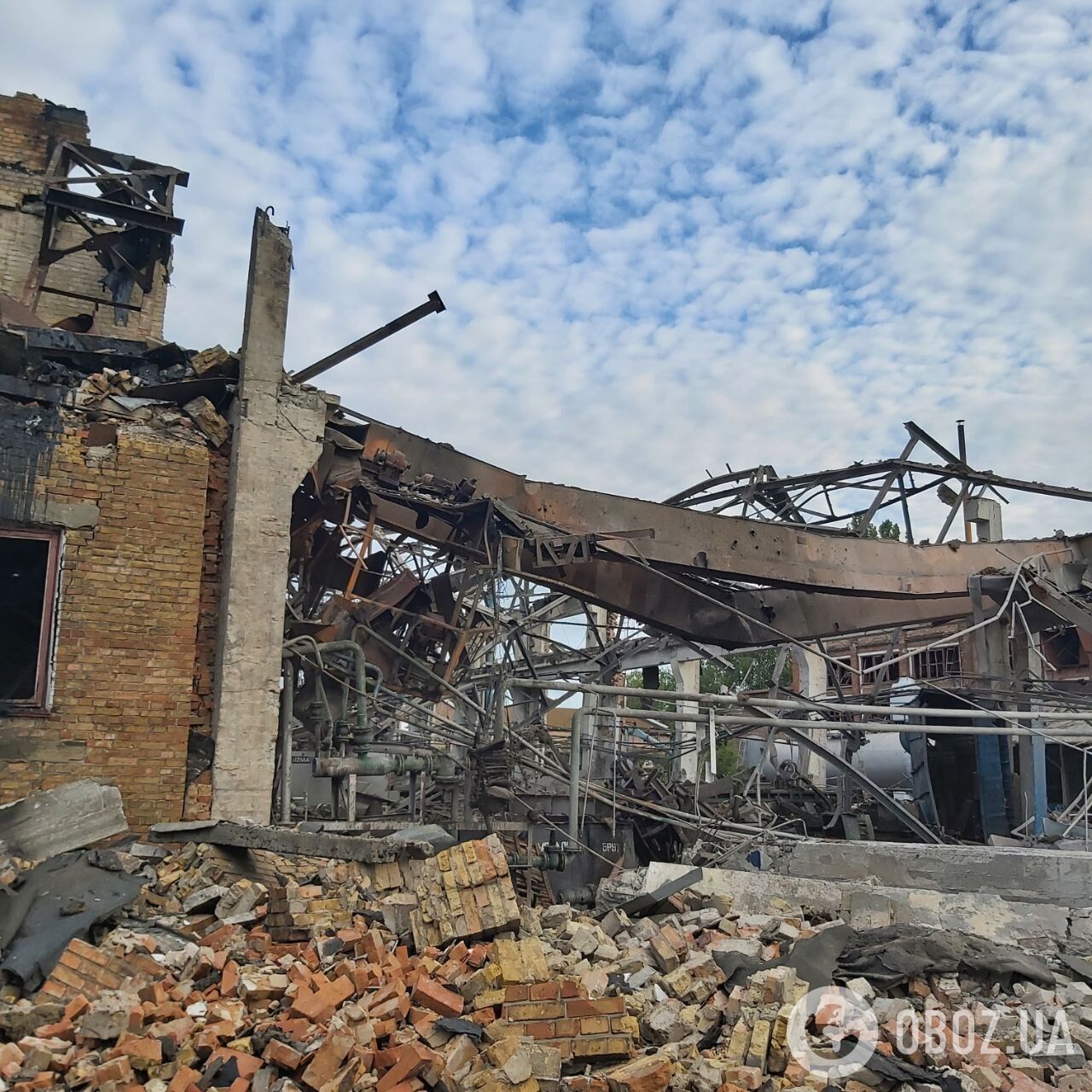Оккупанты ударили ракетами по заводу в Киеве