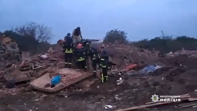 Рятувальники розбирають завали житлових будинків