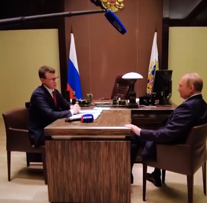 Путин хватается за стол