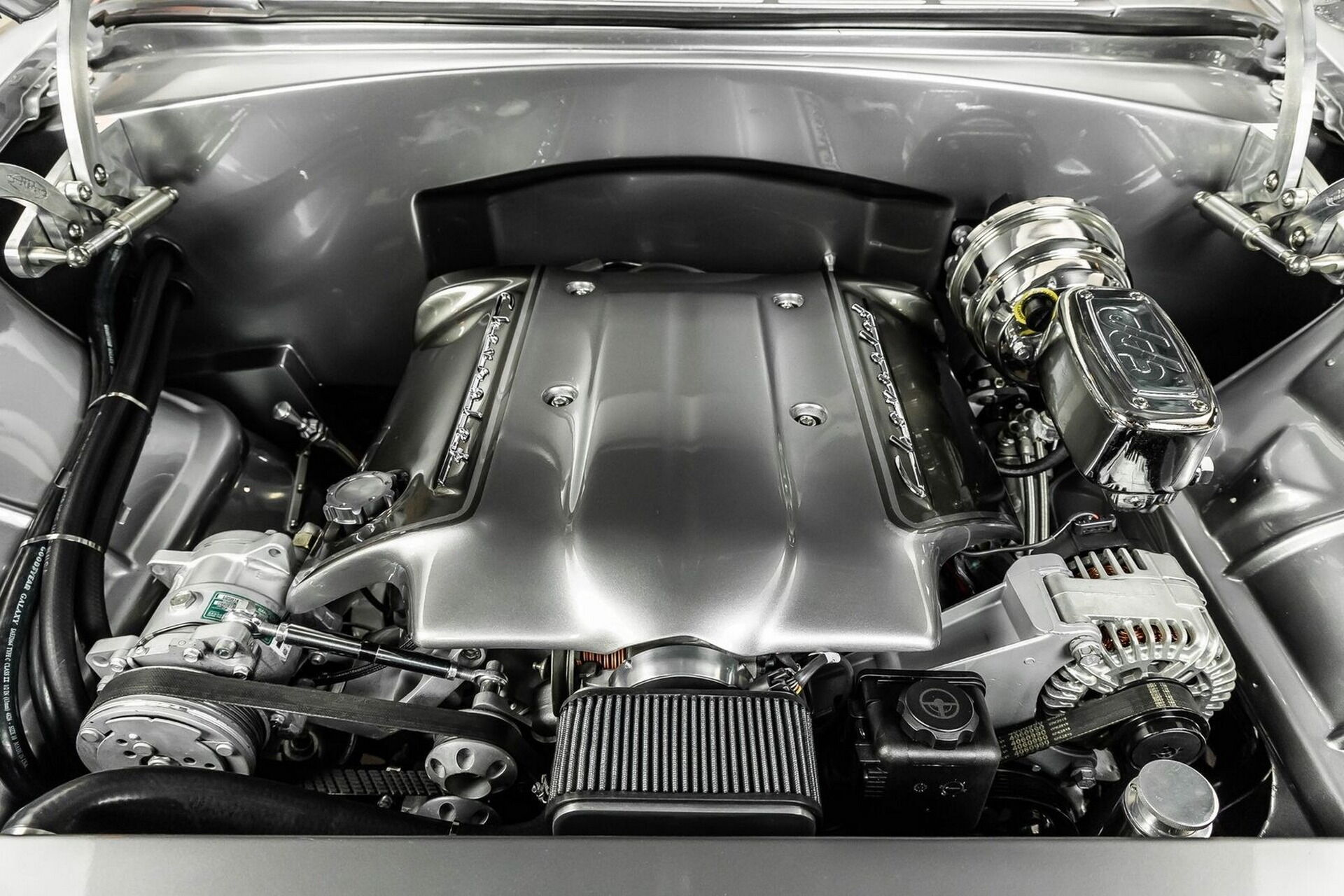 Під капотом знаходиться 5,7-літровий мотор LS1 V8 від General Motors потужністю 350 к.с.