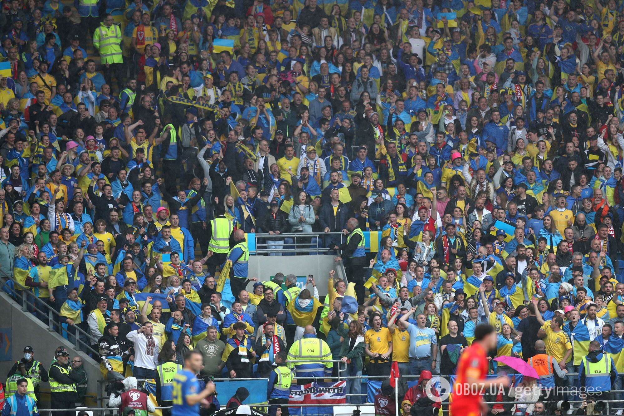Футболисты сборной Уэльса устроили овации украинским фанатам. Опубликовано видео