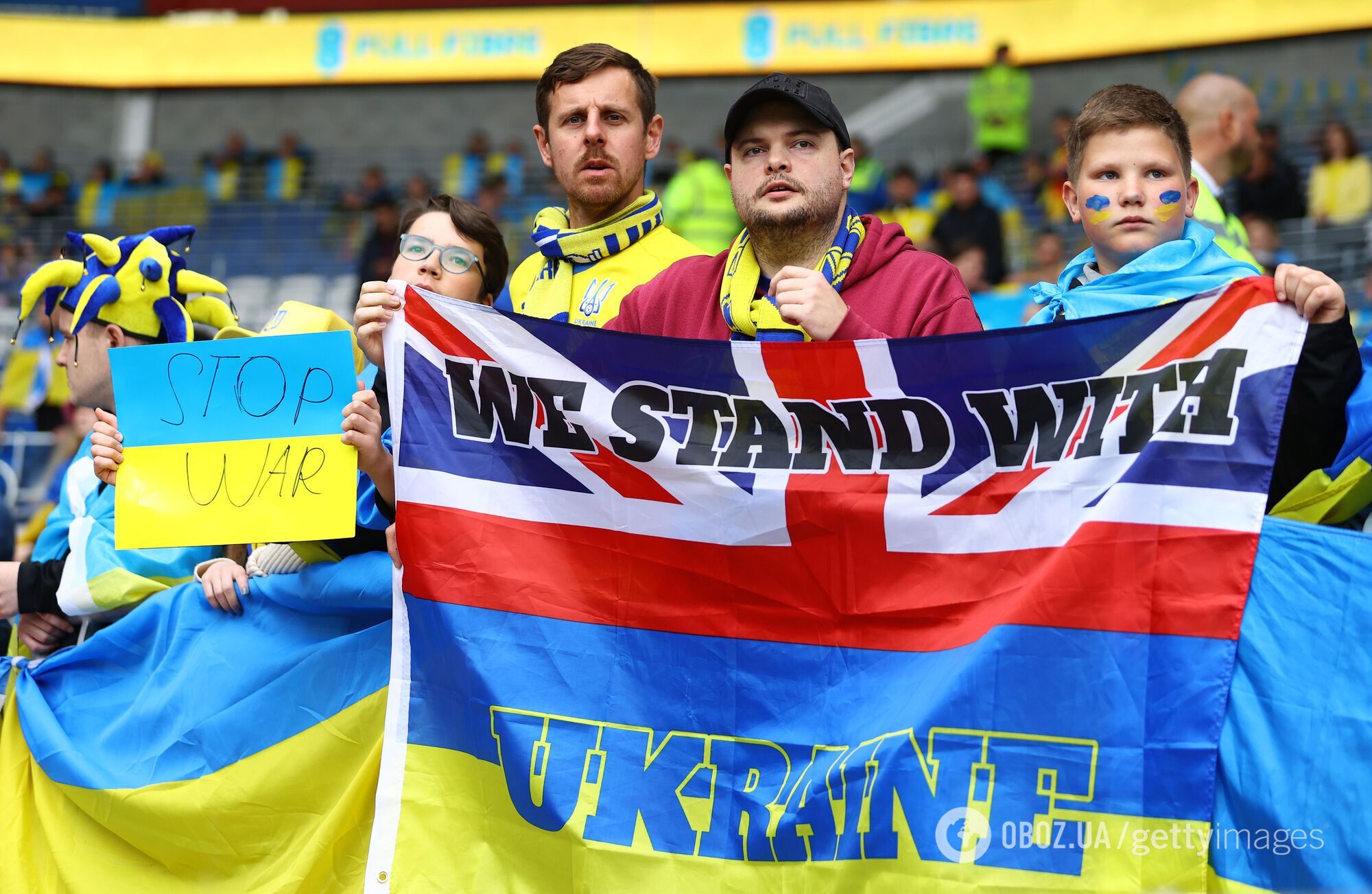 Футболісти збірної Уельсу влаштували овації українським фанатам. Опубліковано відео