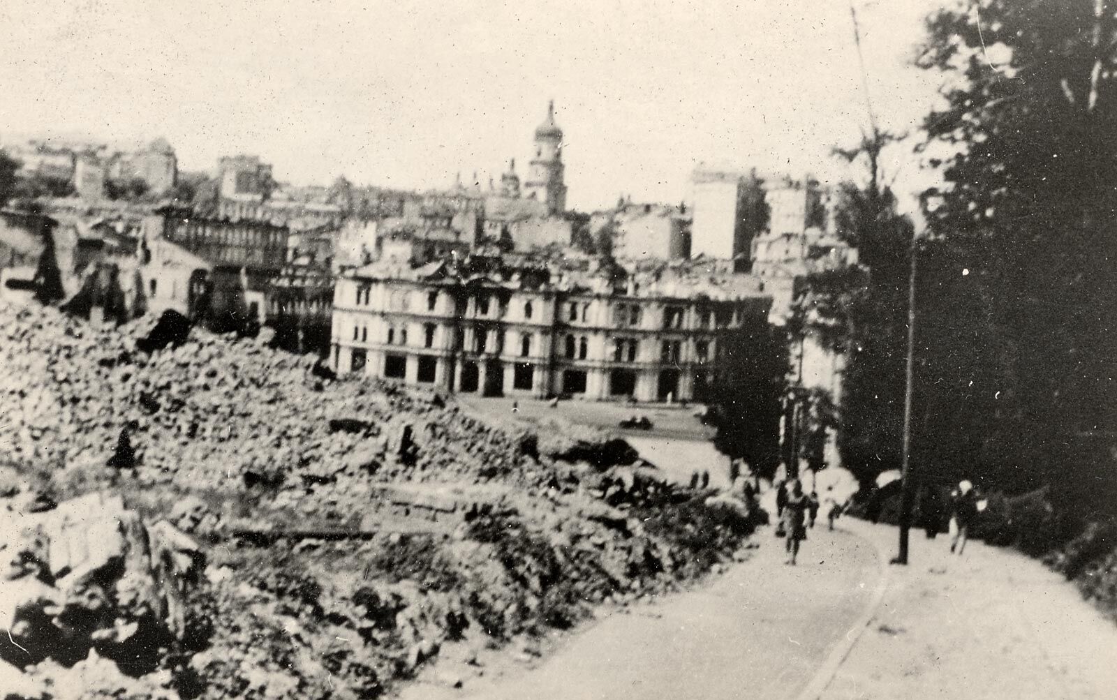 Зруйнована будівля Думи влітку 1942 року.