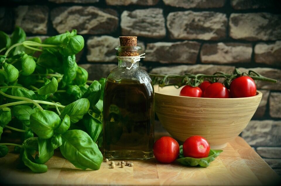 Растительное масло и помидоры