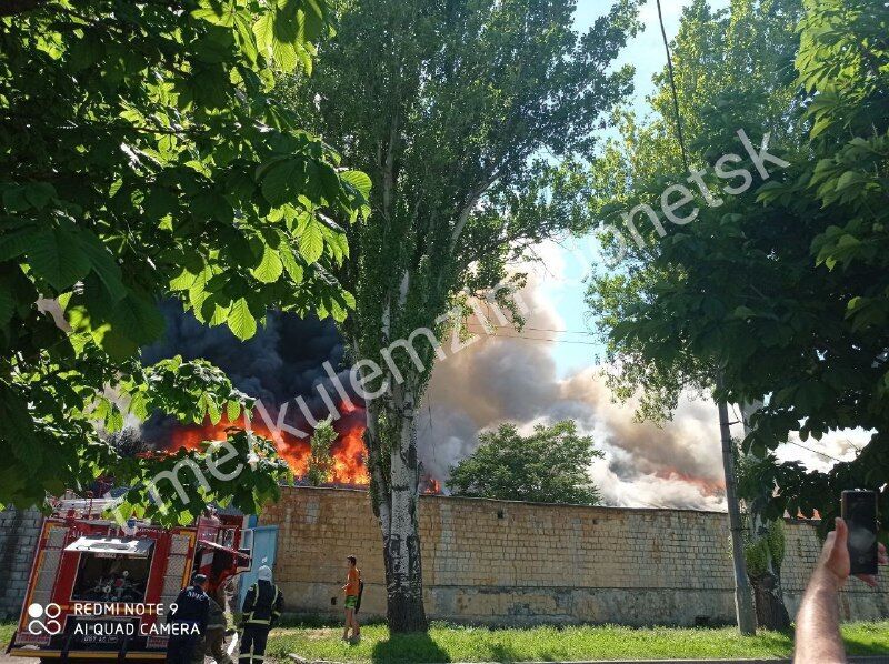 В результате попадания снарядов в автогаражи произошло масштабное возгорание