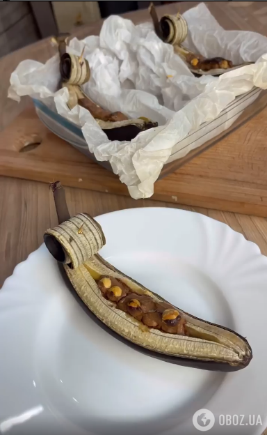 Готові запечені банани з шоколадною начинкою