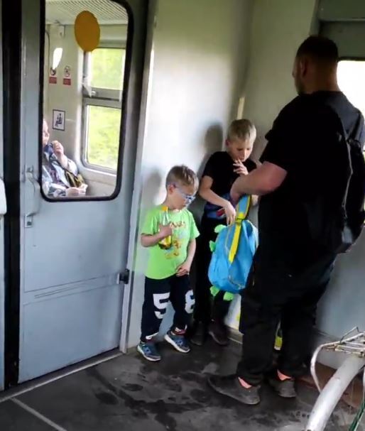 В РФ на ребенка набросились из-за сине-желтого рюкзака