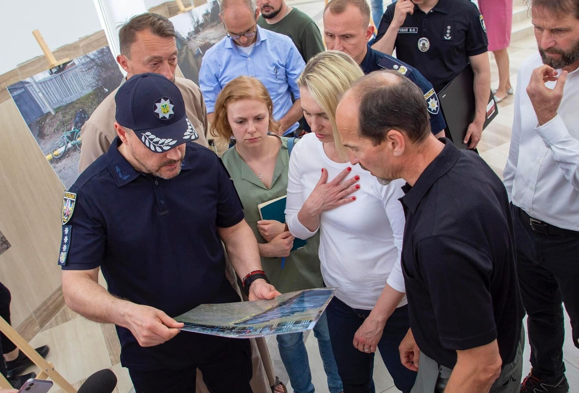 Клименко посетил Бучу вместе с послом США в Украине Бриджит Бринк.
