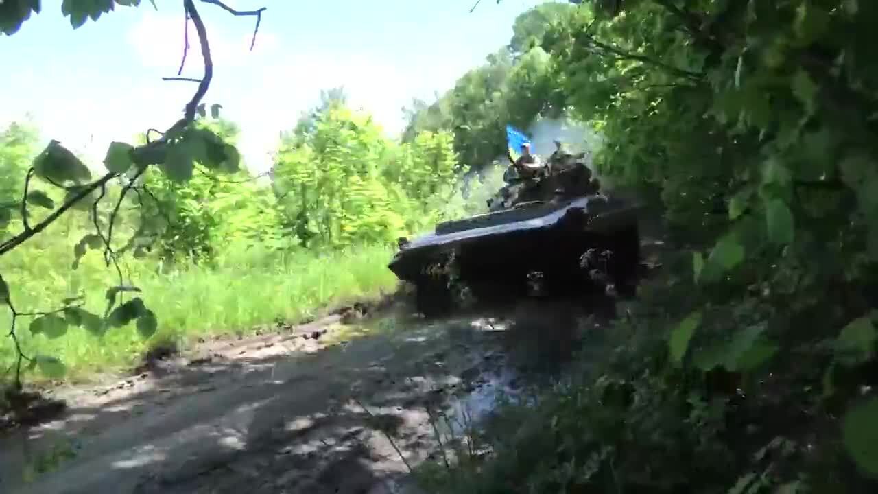 Украинские пограничники показали, как "обкатывают" трофейную БМП. Видео