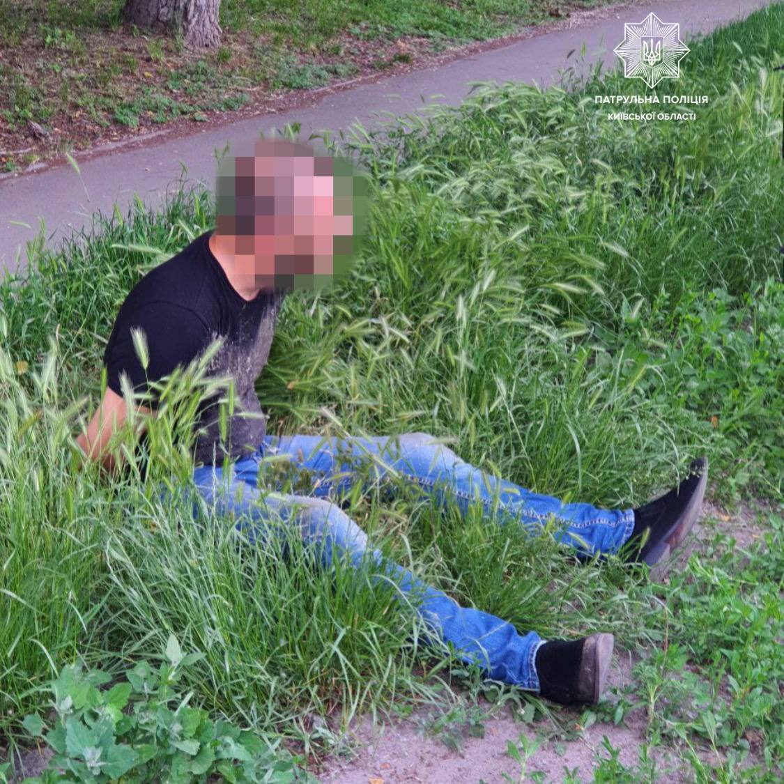 На мужчину составили админпротокол, а потом его передали следователям.