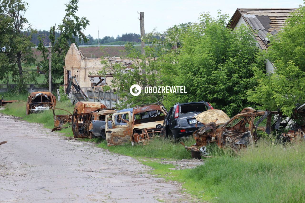 ДСНС веде розмінування села під Черніговом, де орудували окупанти: людей там тримали у заручниках. Фото