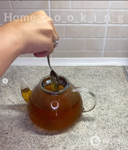 Додавання меду в чай