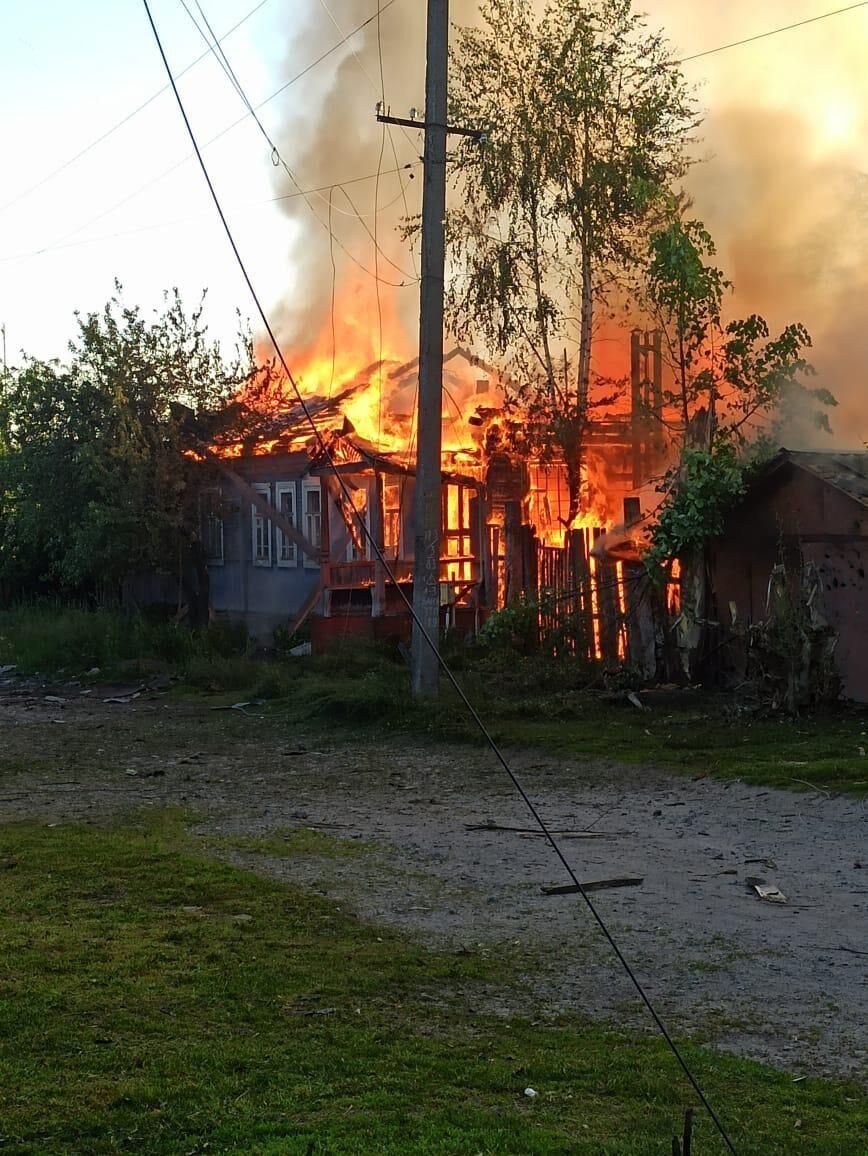 Враг обстрелял Сумщину из минометов и артиллерии: повреждены дома, вспыхнули пожары. Фото