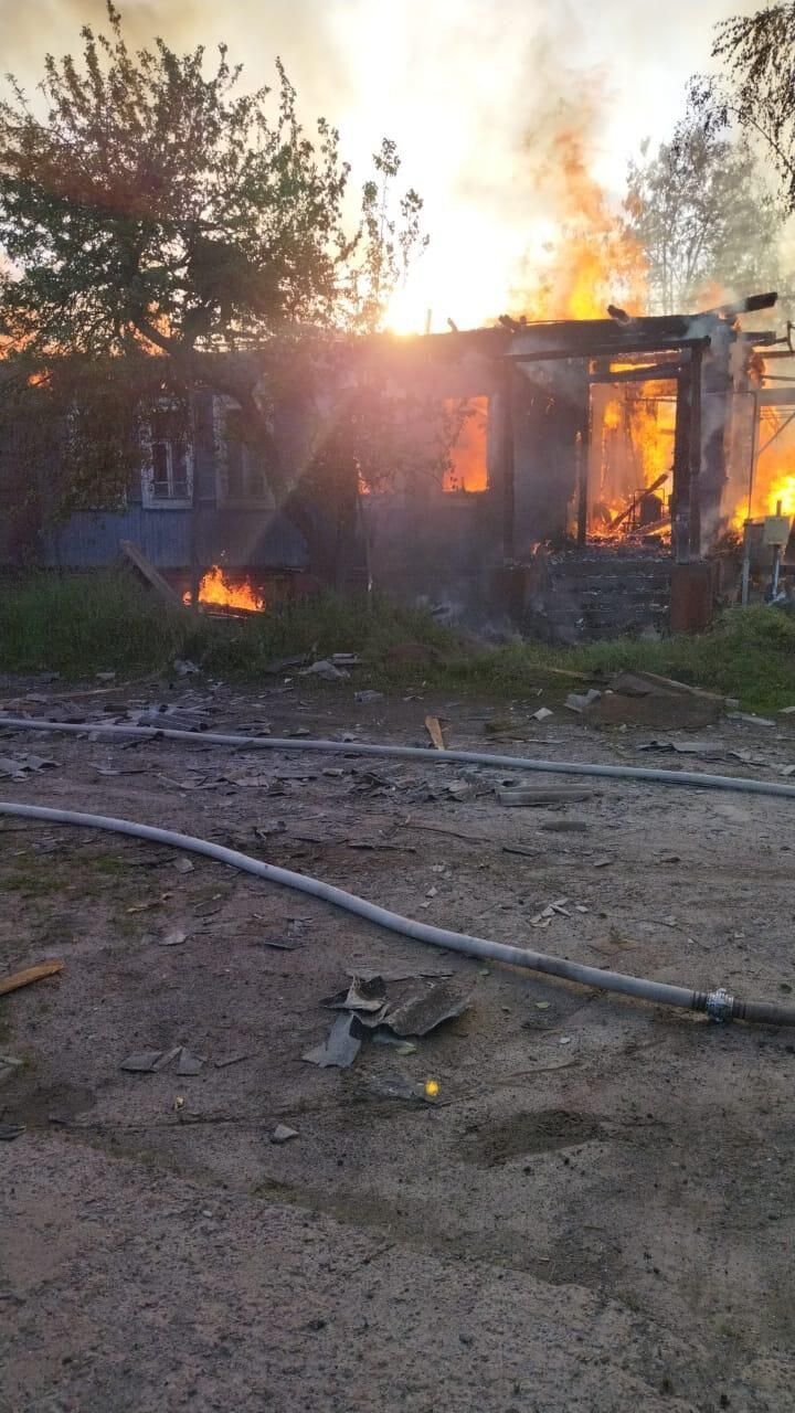 Ворог обстріляв Сумщину з мінометів та артилерії: пошкоджено будинки, спалахнули пожежі. Фото