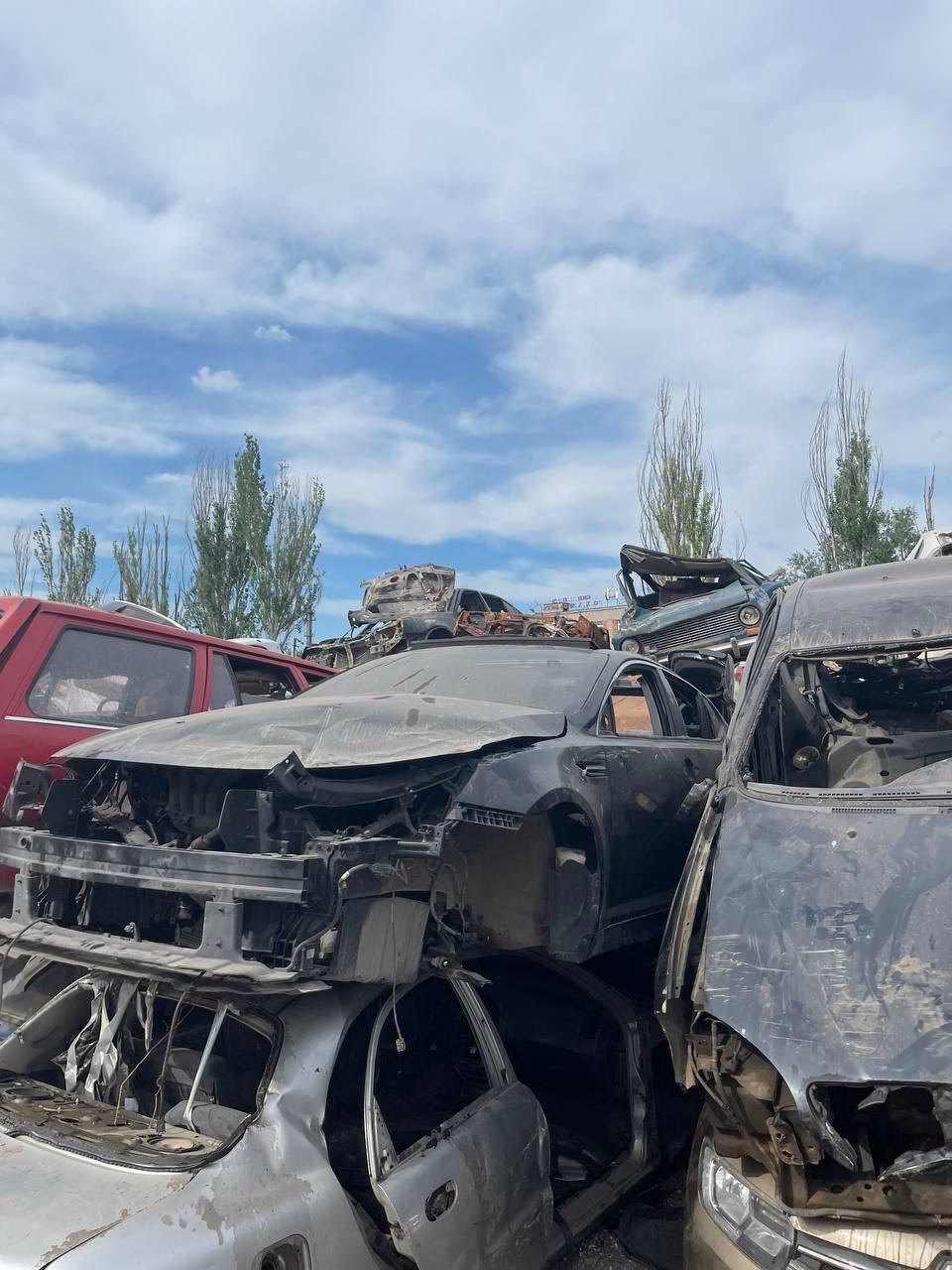 Уничтоженные автомобили на штрафплощадке в Мариуполе