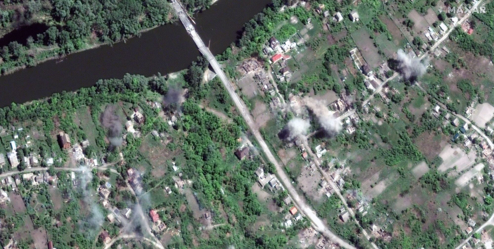 В Maxar показали разрушенное Рубежное и 40-метровую воронку от бомбы в Довгеньком 4
