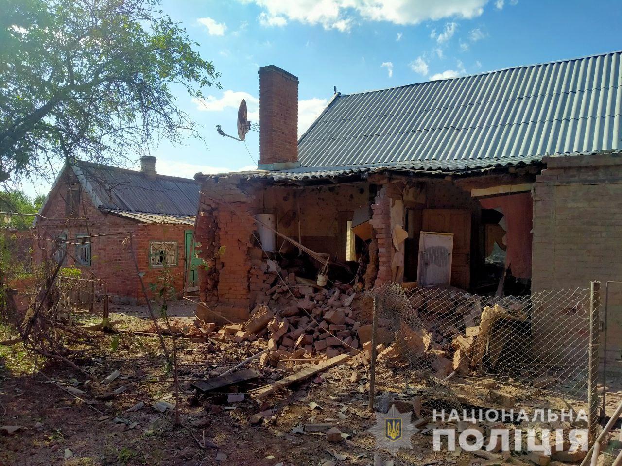 Окупанти били по житлових будинках.