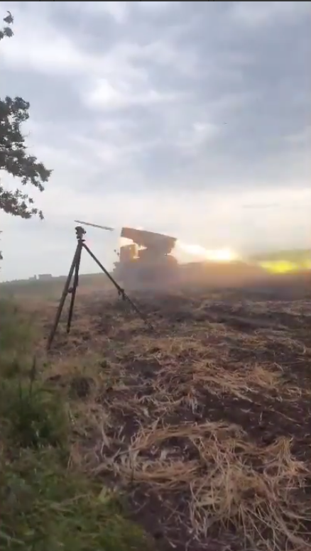Українські артилеристи передають ворогу "привіт" за окупований Херсон