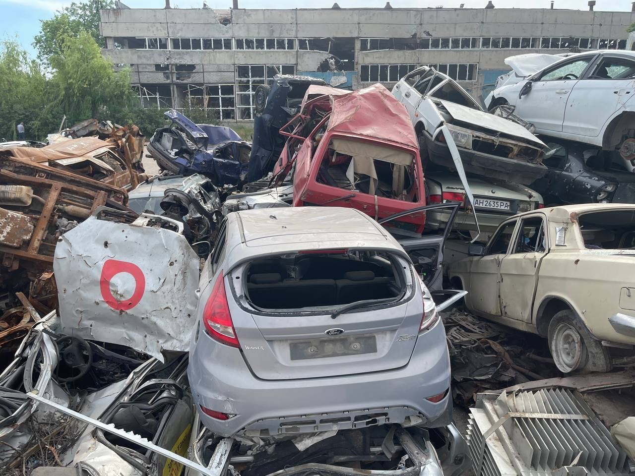 Оккупанты в Мариуполе обустроили новое "кладбище" автомобилей