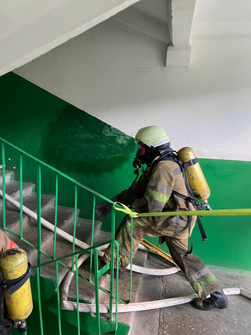 В Киеве во время пожара в многоэтажке погиб пенсионер