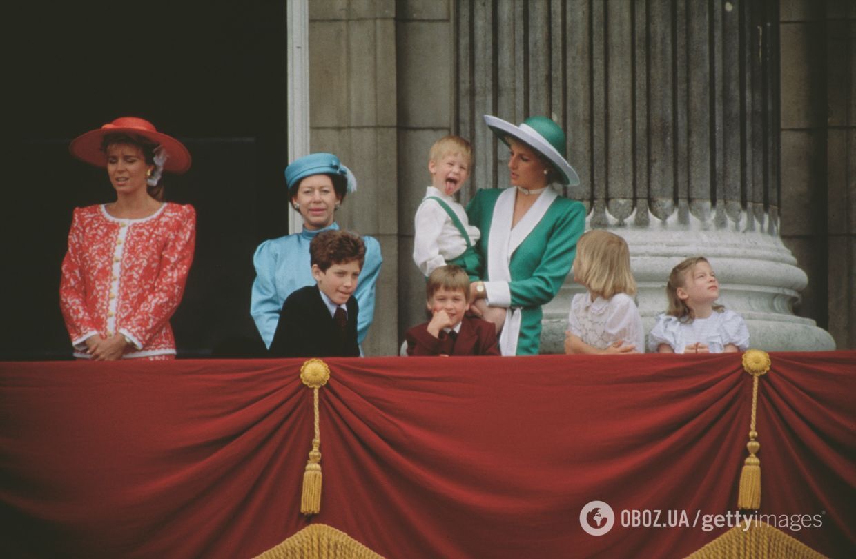 Луї мав з кого брати приклад. 8 смішних фото королівських дітей на балконі Букінгемського палацу