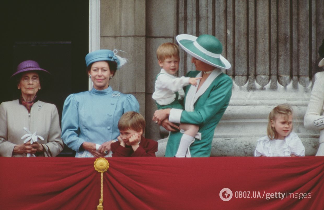 Луи было с кого брать пример. 8 смешных фото королевских детей на балконе Букингемского дворца