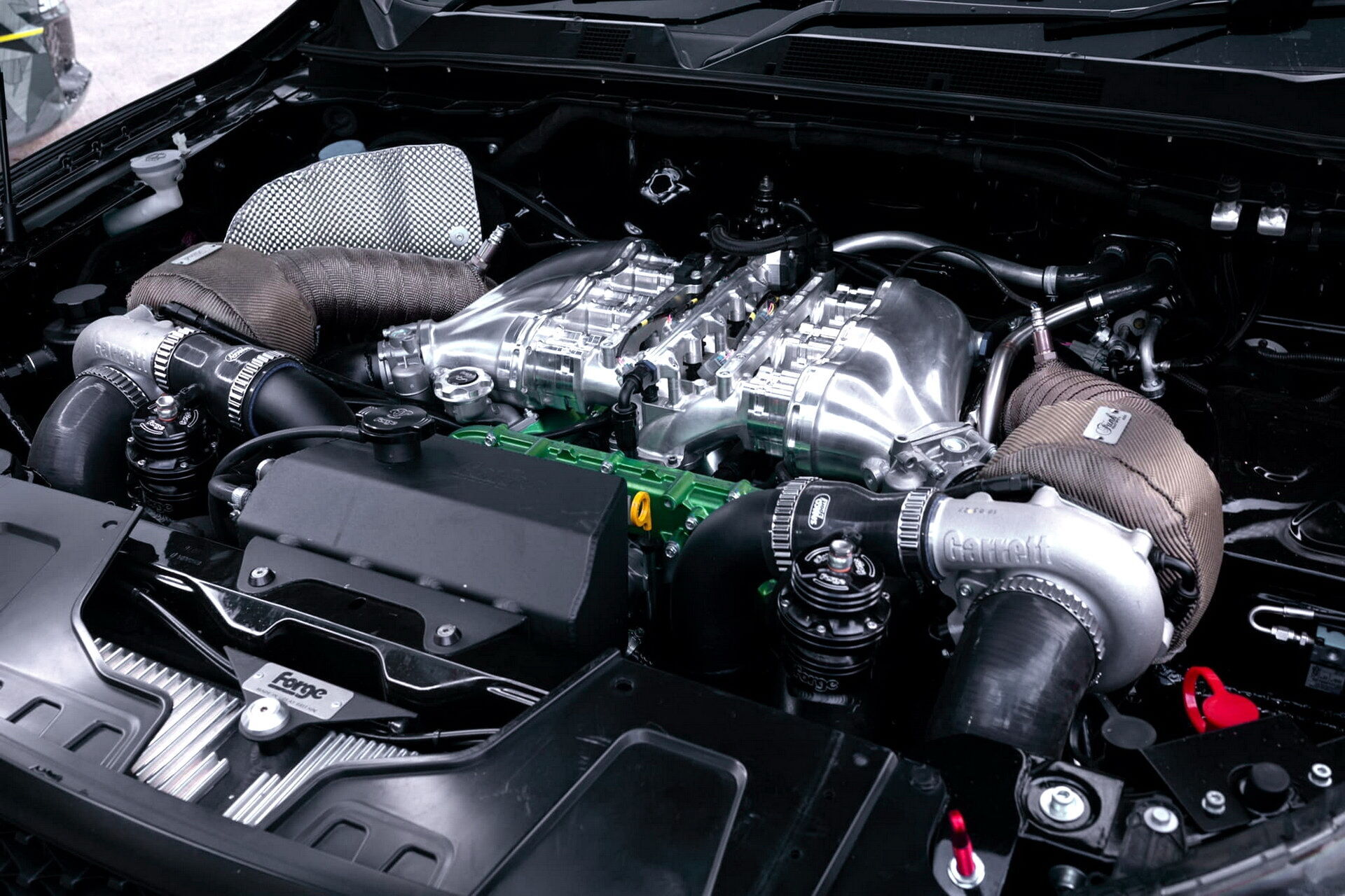 Серийный дизельный мотор Navara заменили на форсированный и доработанный бензиновый двигатель от Nissan GT-R
