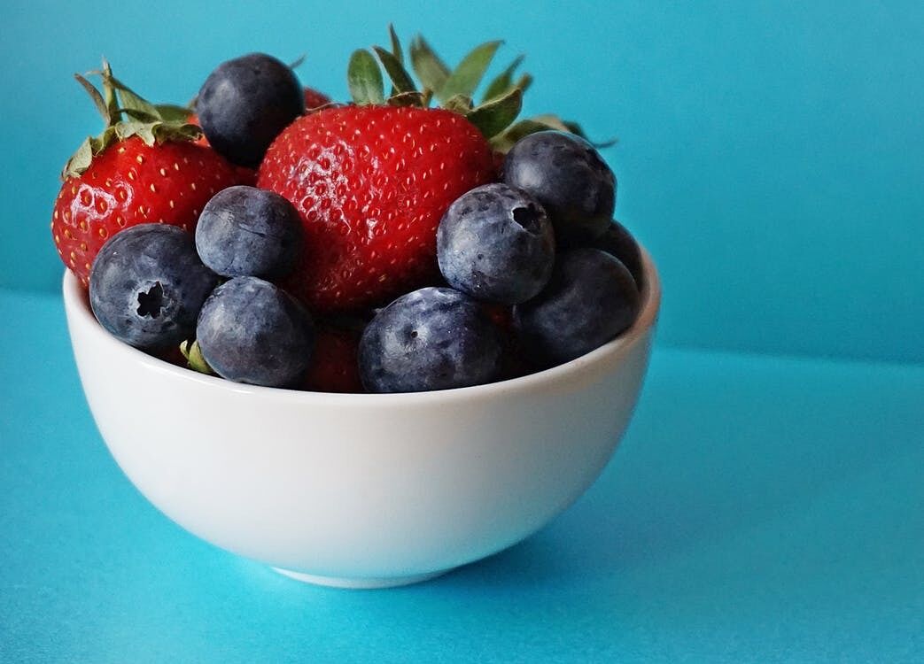 Фрукти та ягоди краще їсти у свіжому вигляді