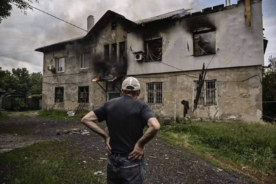 Мирний житель дивиться на зруйнований будинок