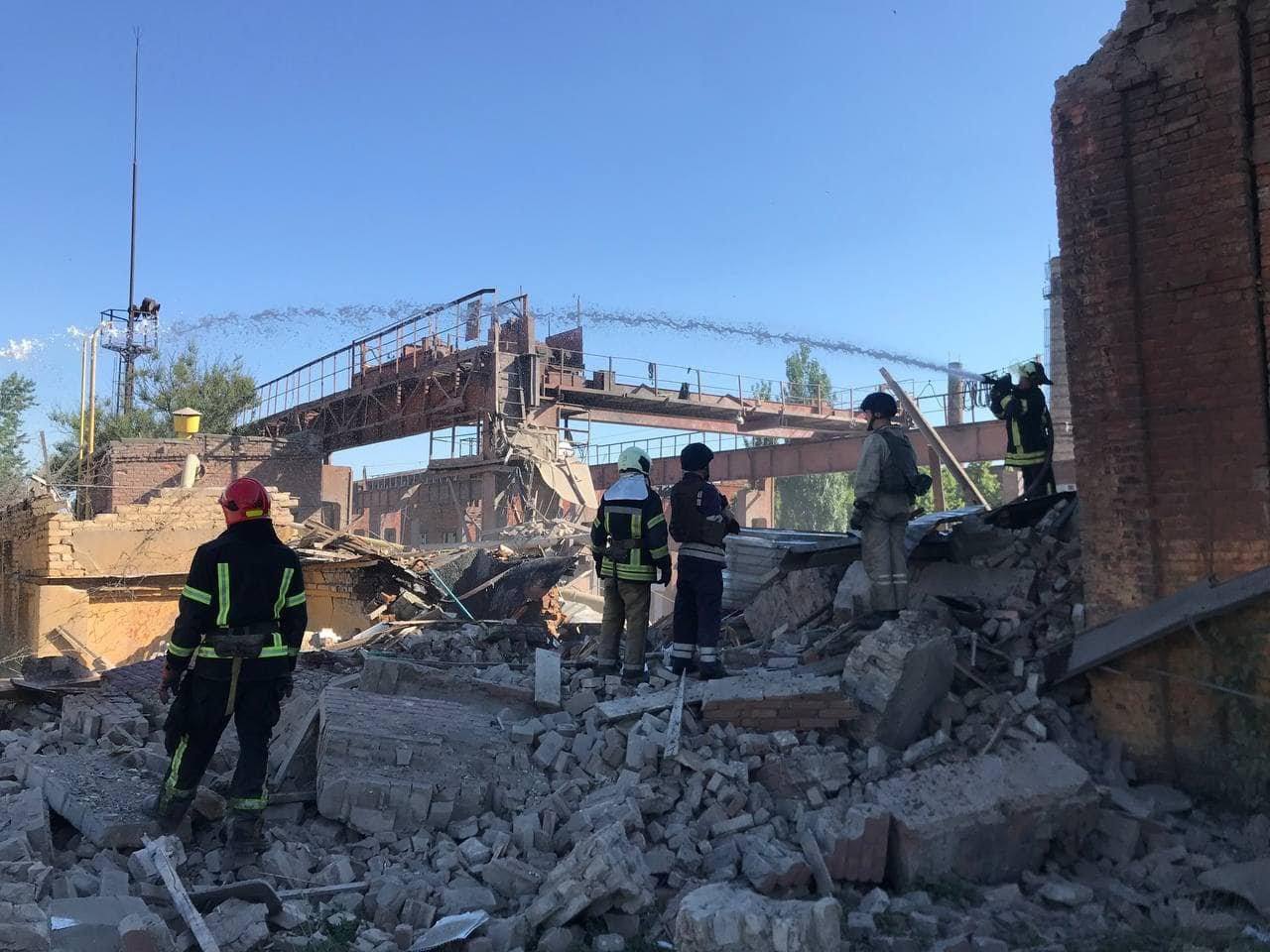 Війська РФ обстріляли Бахмут з артилерії: влучили в завод, спалахнула пожежа. Фото