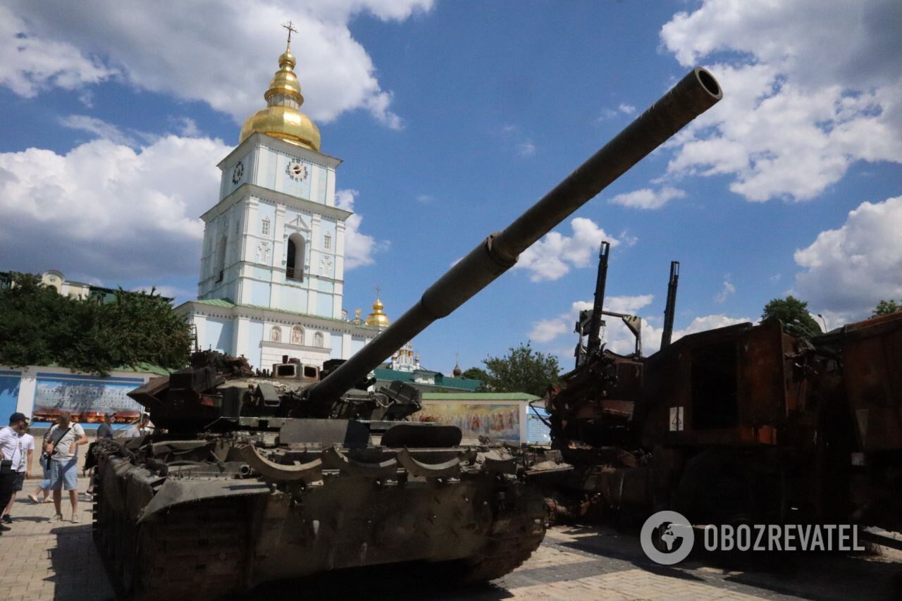 Виставка розташована на Михайлівській площі.