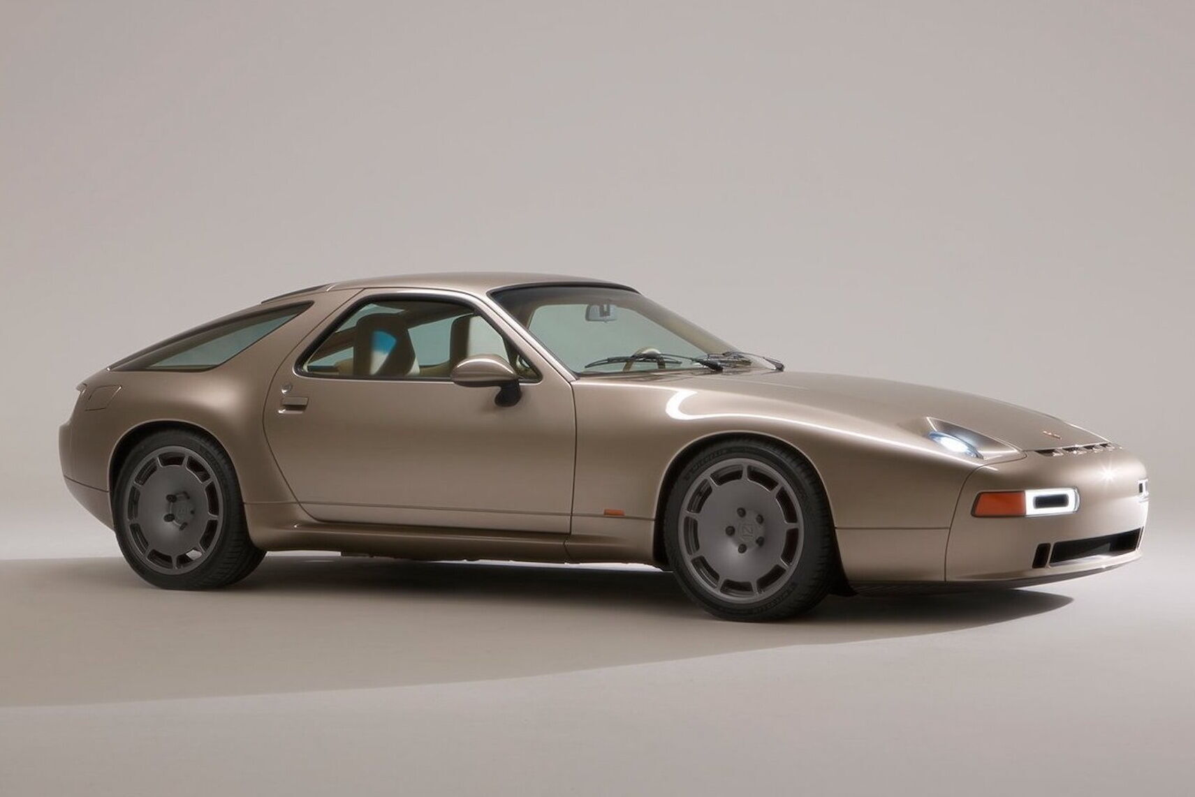 Автомобіль має впізнаваний дизайн та характерні стилістичні елементи Porsche 1977 року