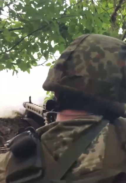 Український воїн показав німецький кулемет у дії.