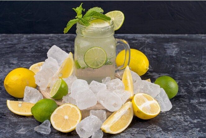 Лимонад с лимонным соком и клубникой