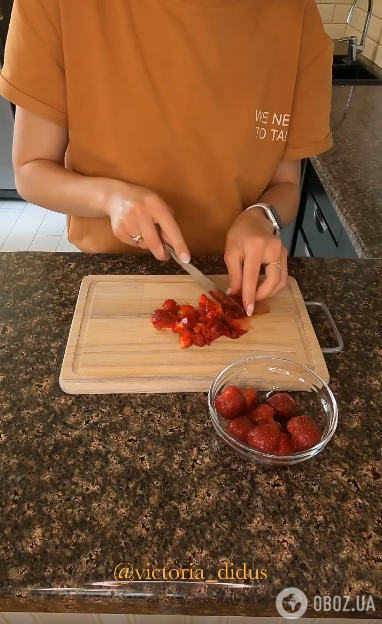 Нарізання полуниці для десерту