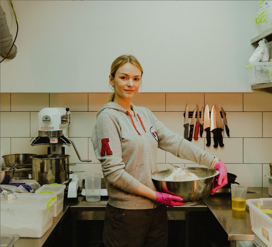 Волонтерка Катя щодня пече хліб для харків'ян