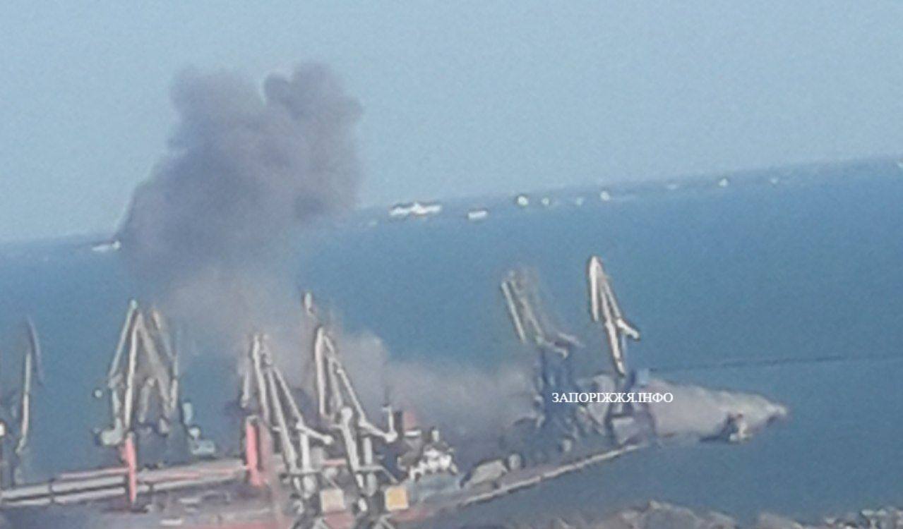 Российские оккупанты в порту Бердянска взрывали подбитый ВСУ БДК "Саратов"