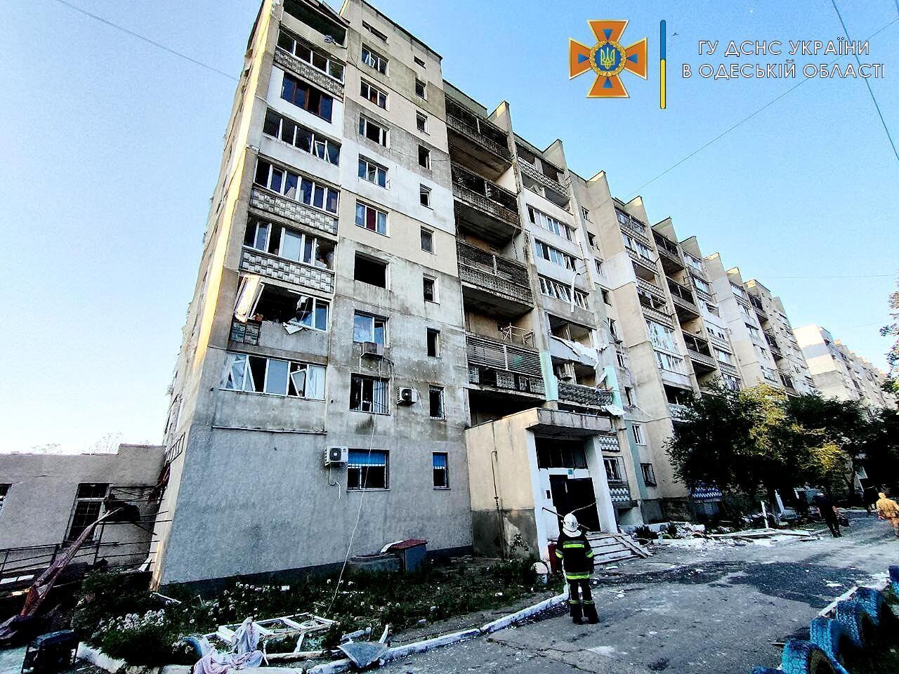 У Сергіївці окупанти розбомбили багатоповерхівку.
