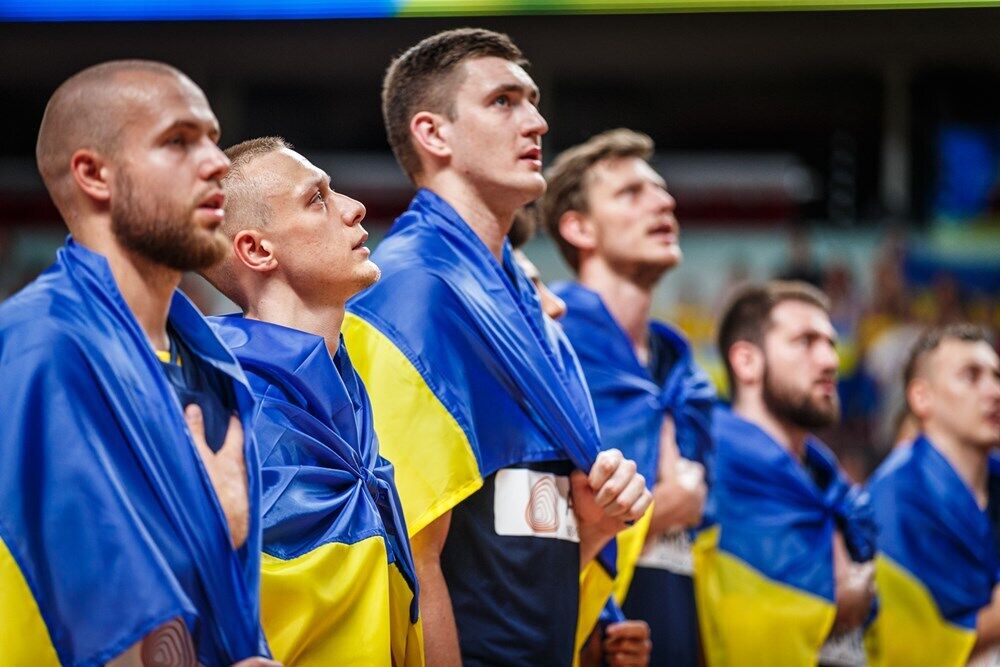 ''Наша земля – Украина!'' Игроки сборной устроили яркий перфоманс после победы в отборе к ЧМ по баскетболу