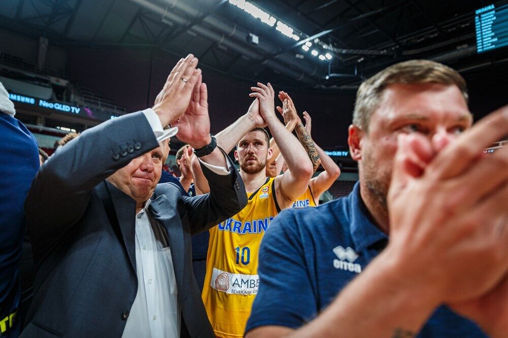 "Наша земля – Украина!" Игроки сборной устроили яркий перфоманс после победы в отборе к ЧМ по баскетболу