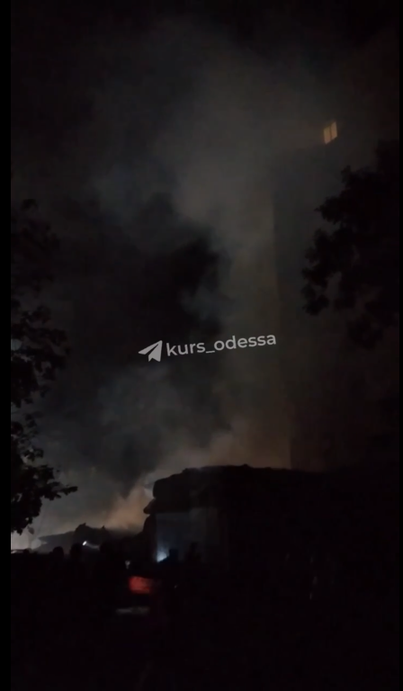 Пожар и дым на месте попадания ракеты