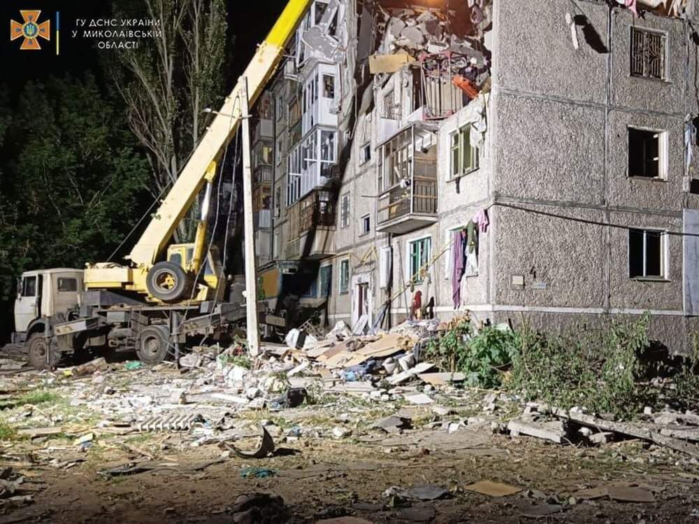 РФ ударила ракетой по жилому дому в Николаеве.